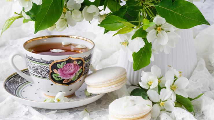 Kawa i herbata - tapeta-makaroniki-obok-filizanki-herbaty-i-kwiatow.jpg