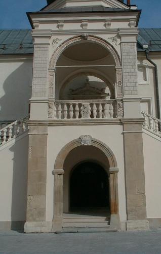 Zamek Krasiczyn - babiniec-brama.jpg