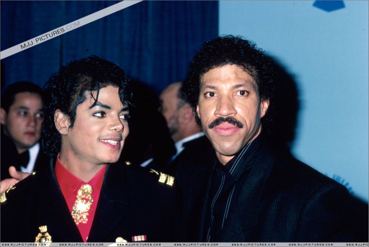 1986.02.25 - Michael attend the 28th Annual Grammy Awards - 056.jpg